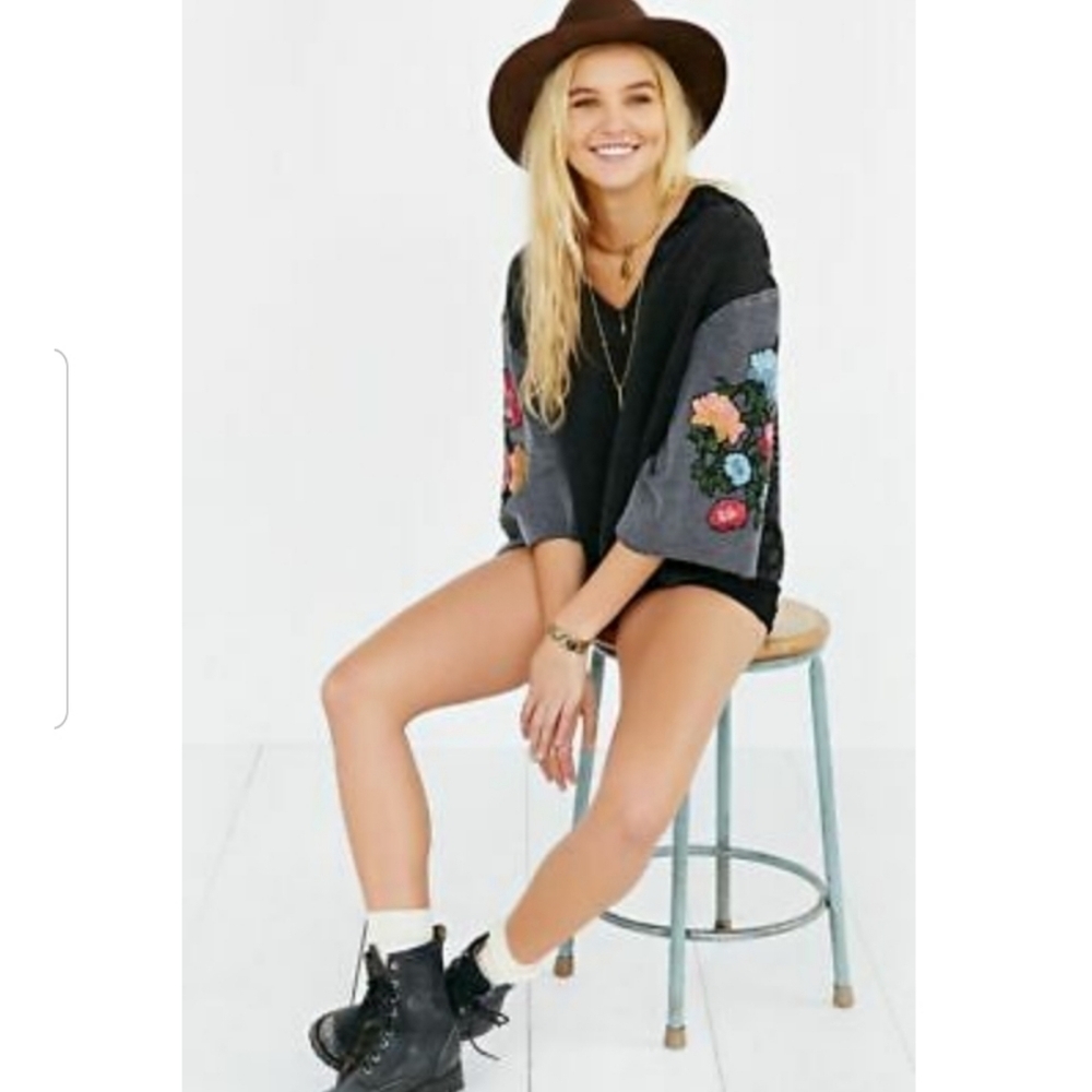 THE PYRAMID COLLECTION Floral Embroidered Hooded Pullover Top